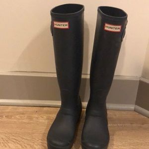 Navy blue Hunter rain boots